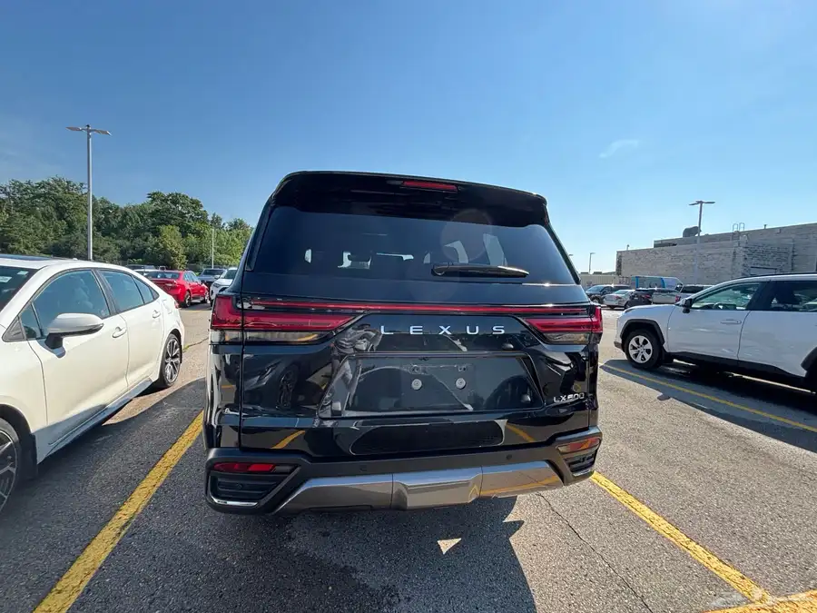 للبيع لكزز LX600 موديل 2023 وارد كندا 4
