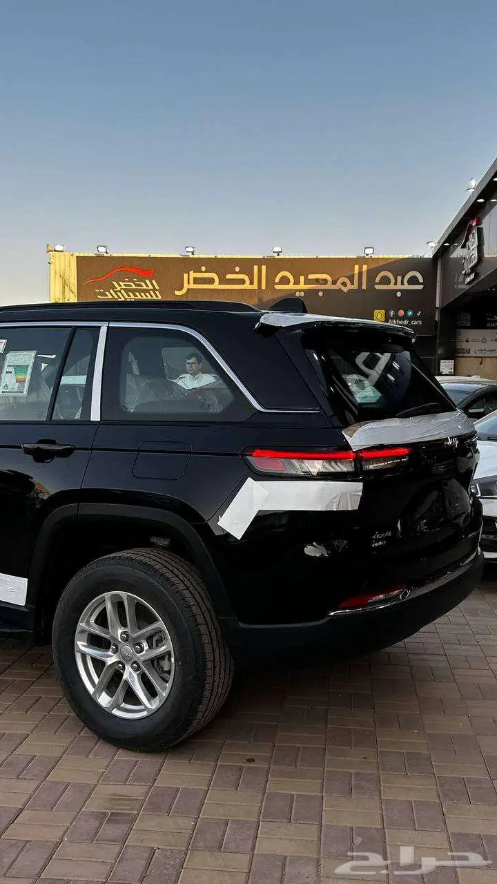 جيب جراند شيروكي لاريدو 2025 الخضر للسيارات - خريص 8