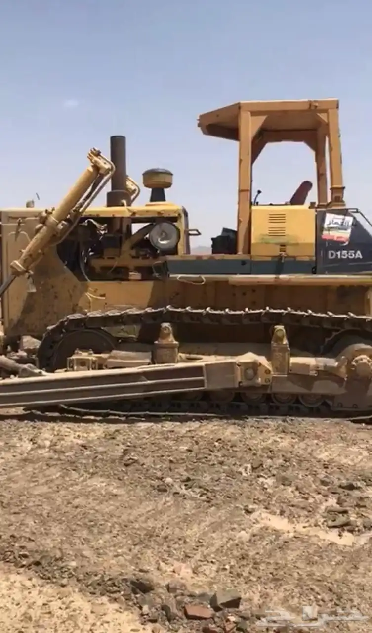 بلدوزر كوماتسو 155 نظيف على الشرط 2