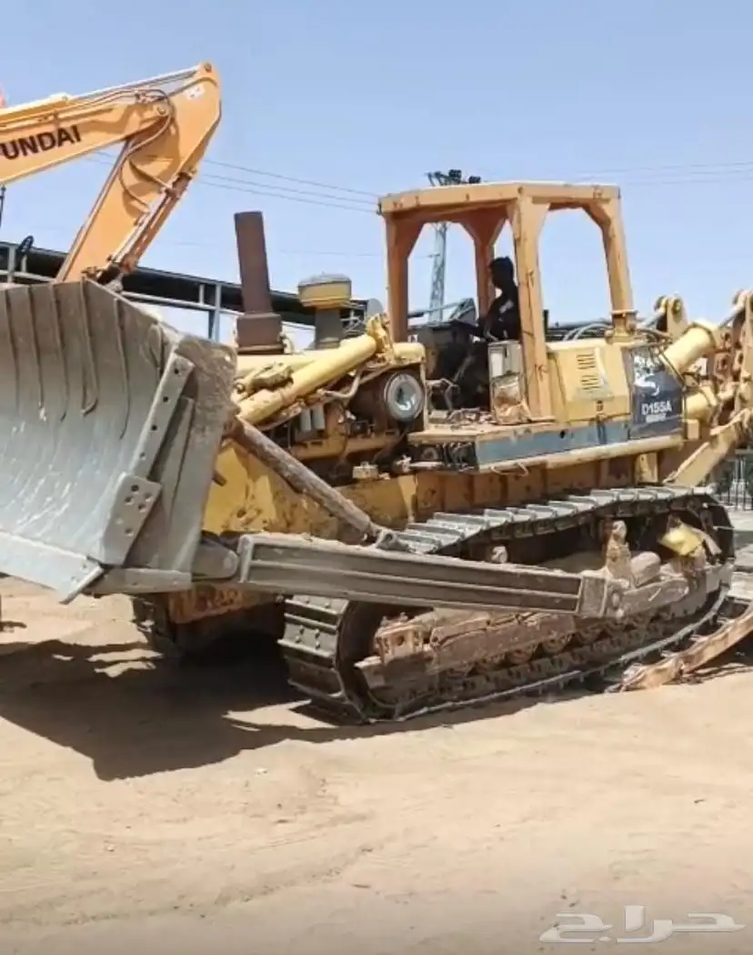 بلدوزر كوماتسو 155 نظيف على الشرط 3