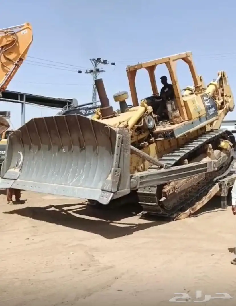 بلدوزر كوماتسو 155 نظيف على الشرط 1