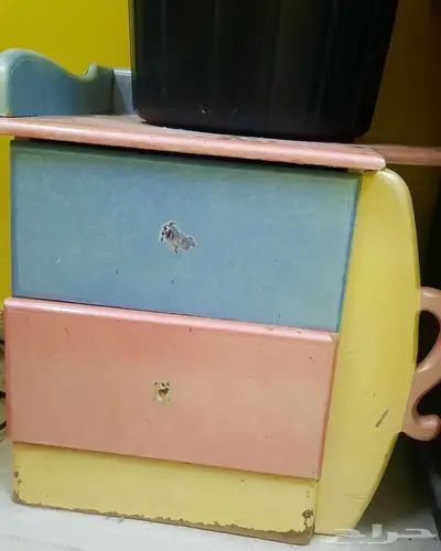كنب ومكتب وطاولة بكراسي وغرفةنوم ولوحات مميزة 13