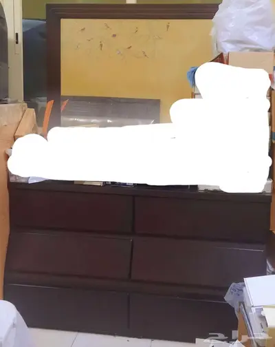 كنب ومكتب وطاولة بكراسي وغرفةنوم ولوحات مميزة 10