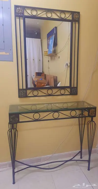 كنب ومكتب وطاولة بكراسي وغرفةنوم ولوحات مميزة 2