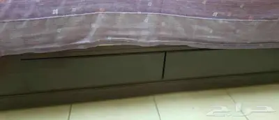 كنب ومكتب وطاولة بكراسي وغرفةنوم ولوحات مميزة 8