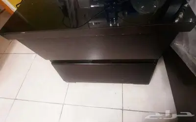 كنب ومكتب وطاولة بكراسي وغرفةنوم ولوحات مميزة 9
