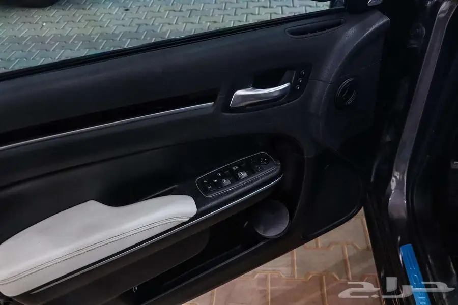 كرايزلر 300s 2020 13