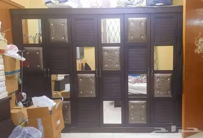 كنب ومكتب وطاولة بكراسي وغرفةنوم ولوحات مميزة 7