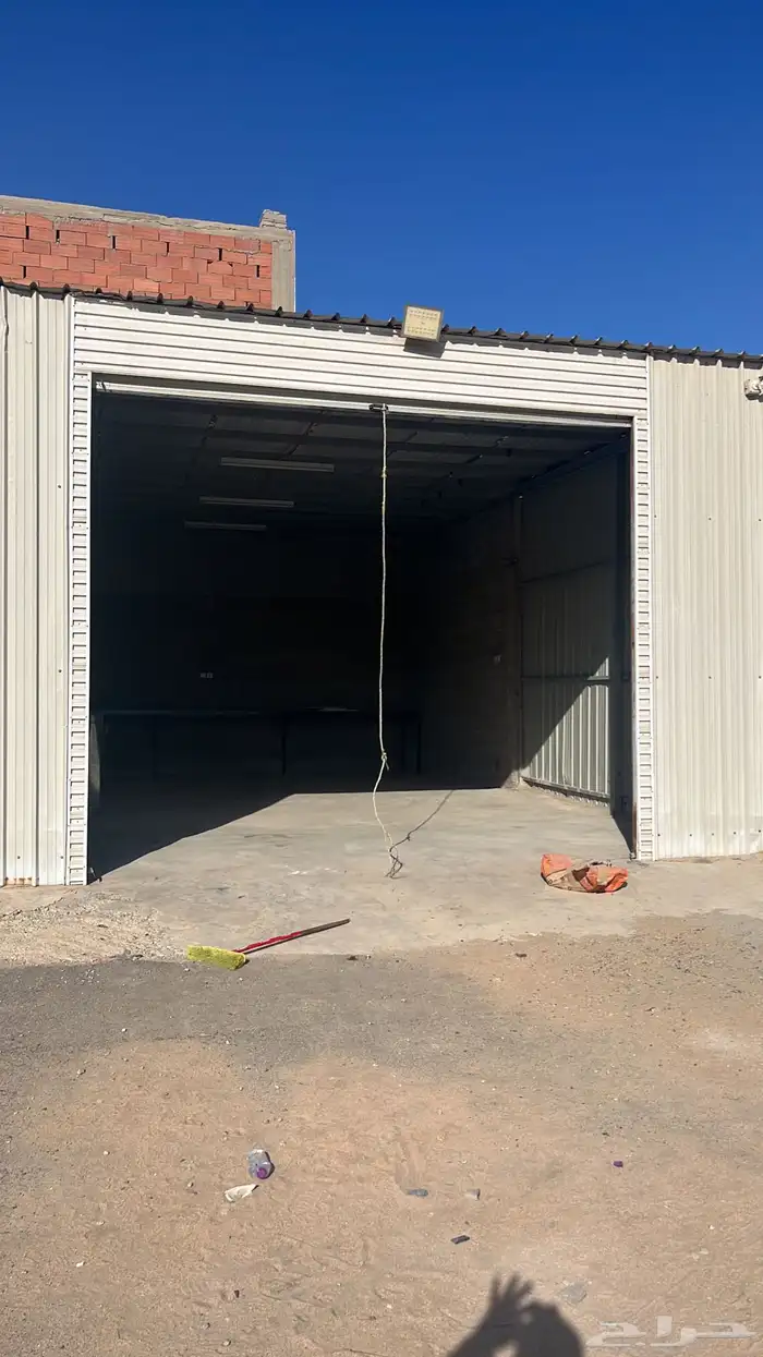 اغراض في مستودع 1