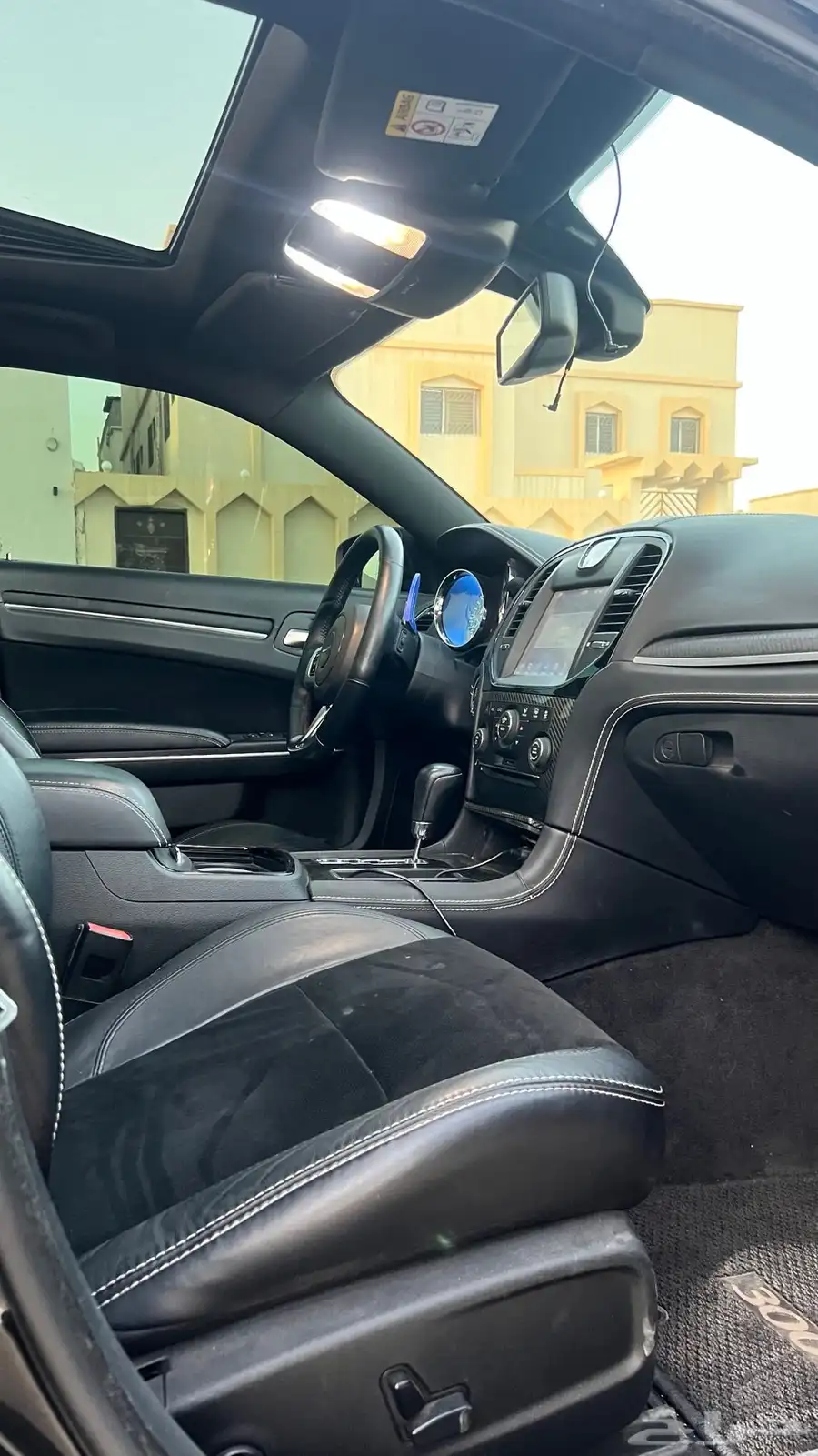 كرايزلر SRT بحالة ممتازه 2013 22