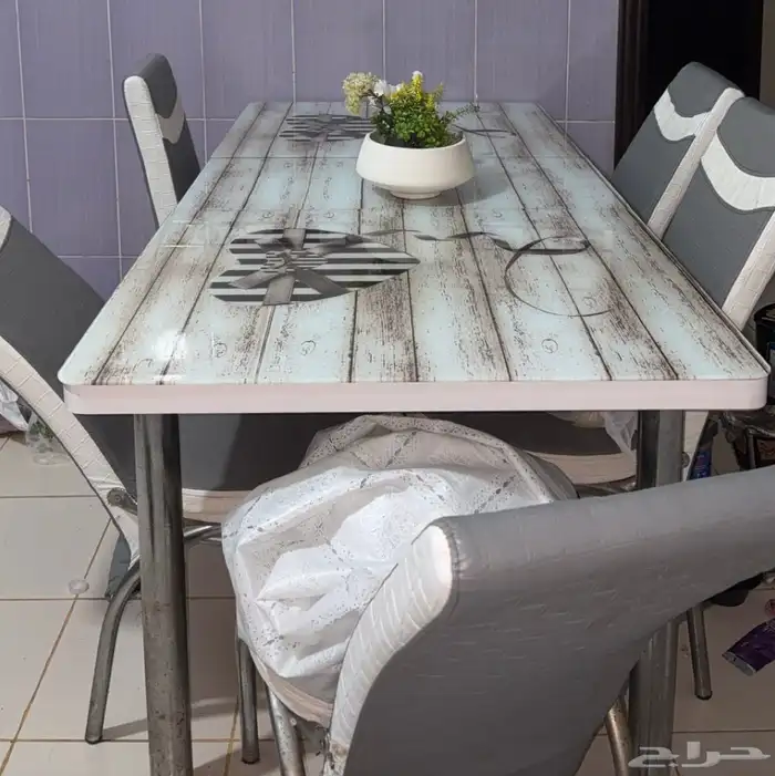 طاولة طعام مستعمل 0