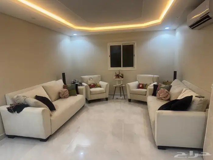 كتب ايكيا نظيف جدا ومرتب لا يوجد اي عيوب للبيع في اشبيليا 0