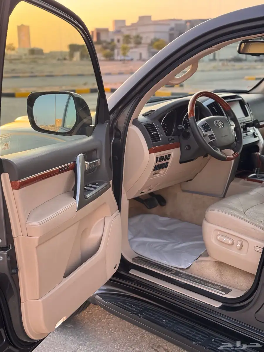 جيب لاندكروزر VXR 2014 فل كامل بحالة الوكاله 13