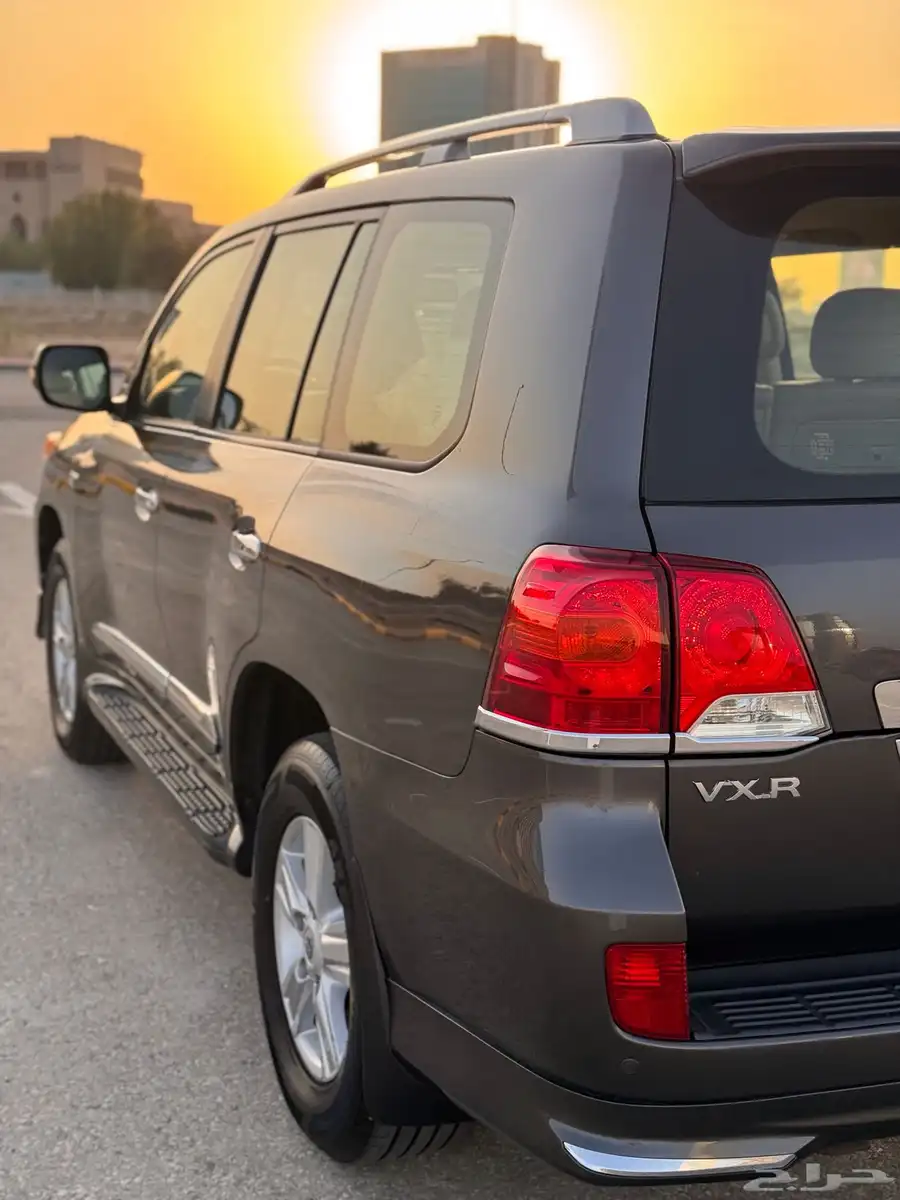 جيب لاندكروزر VXR 2014 فل كامل بحالة الوكاله 8