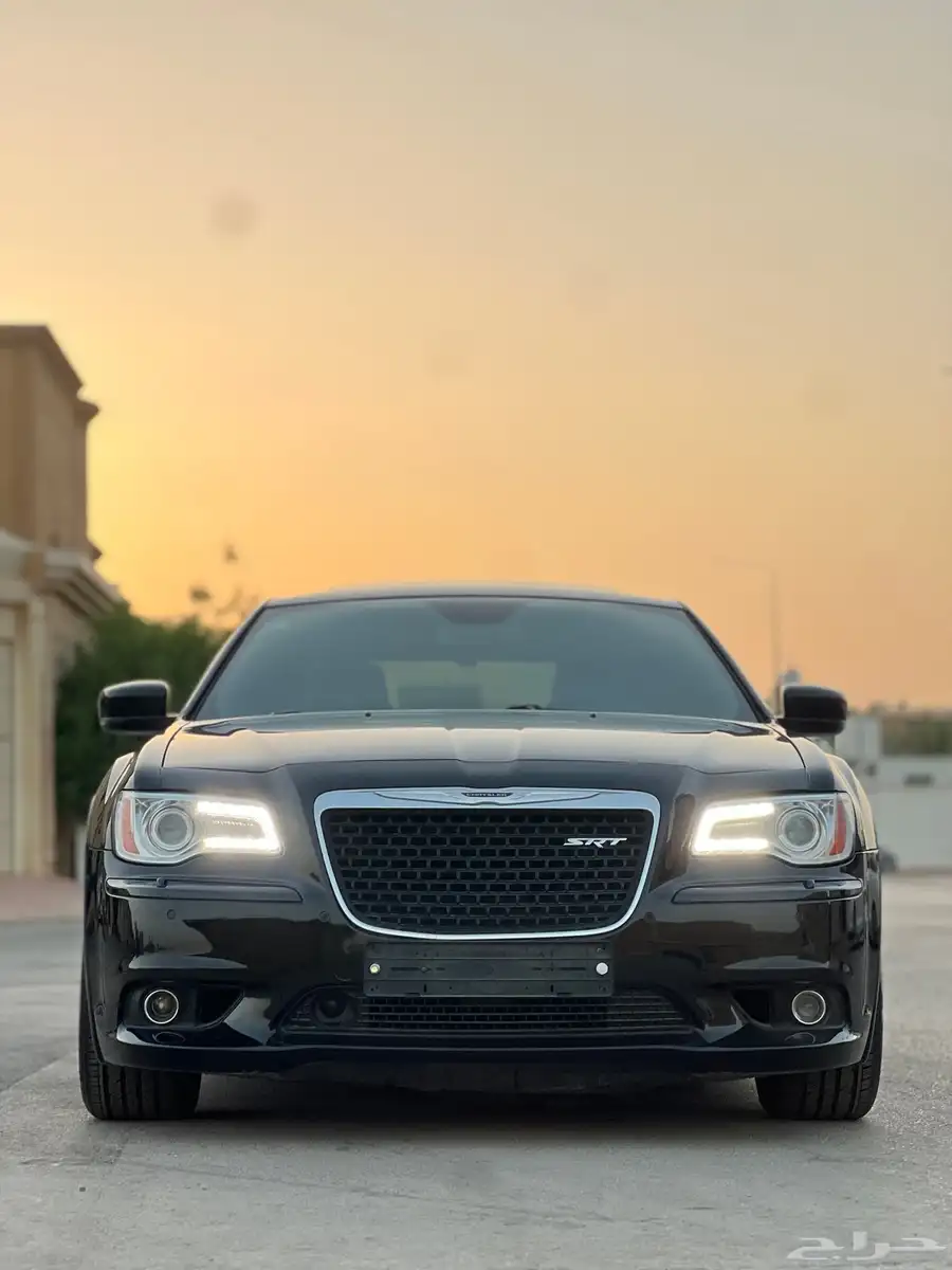 كرايزلر SRT بحالة ممتازه 2013 8