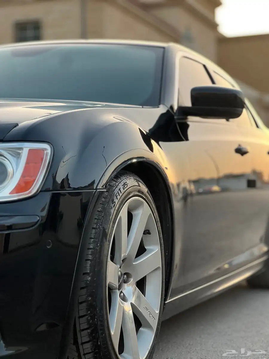 كرايزلر SRT بحالة ممتازه 2013 9