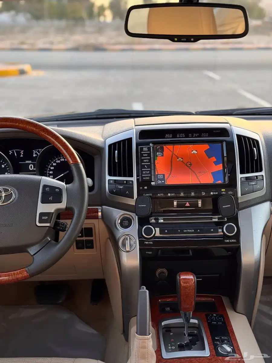 جيب لاندكروزر VXR 2014 فل كامل بحالة الوكاله 27