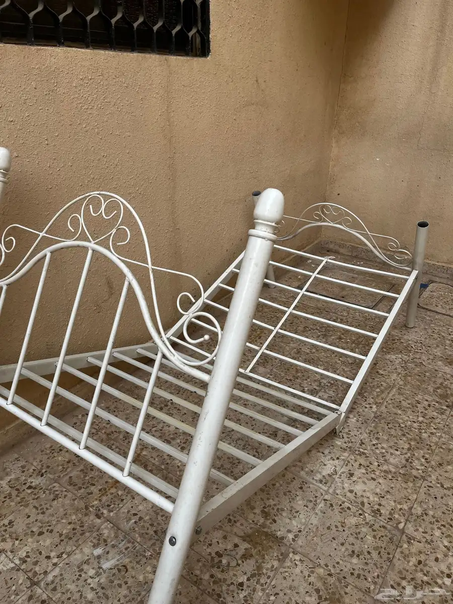 حديد سرير ايكيا متوفر 3 وطاوله 0