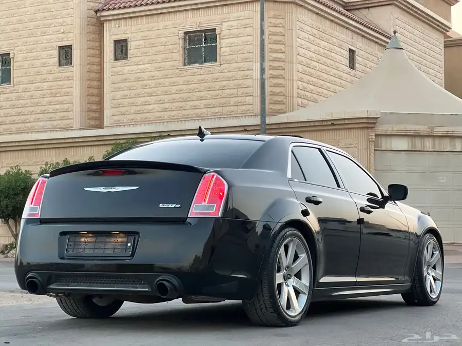 كرايزلر SRT بحالة ممتازه 2013 7