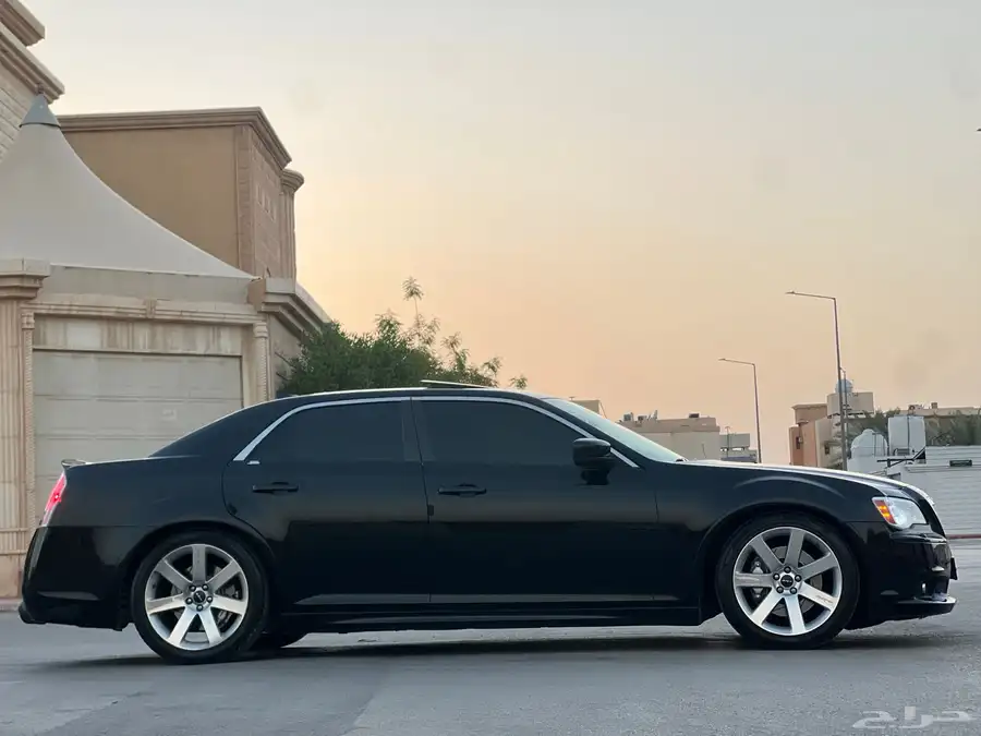 كرايزلر SRT بحالة ممتازه 2013 5
