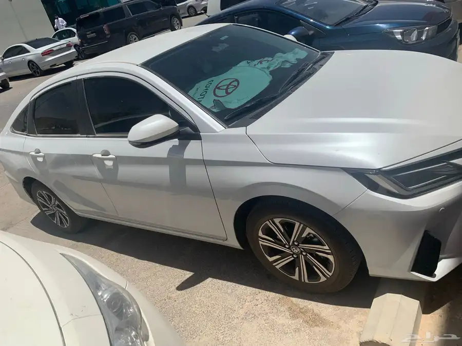 يارس فل كامل اللون ابيض الممشى 9900 فقط بصمه الداخلي اسود 0
