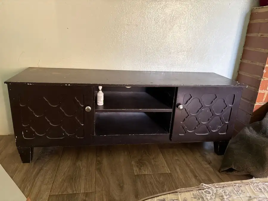 طاولة تلفزون حالتها جيده 1