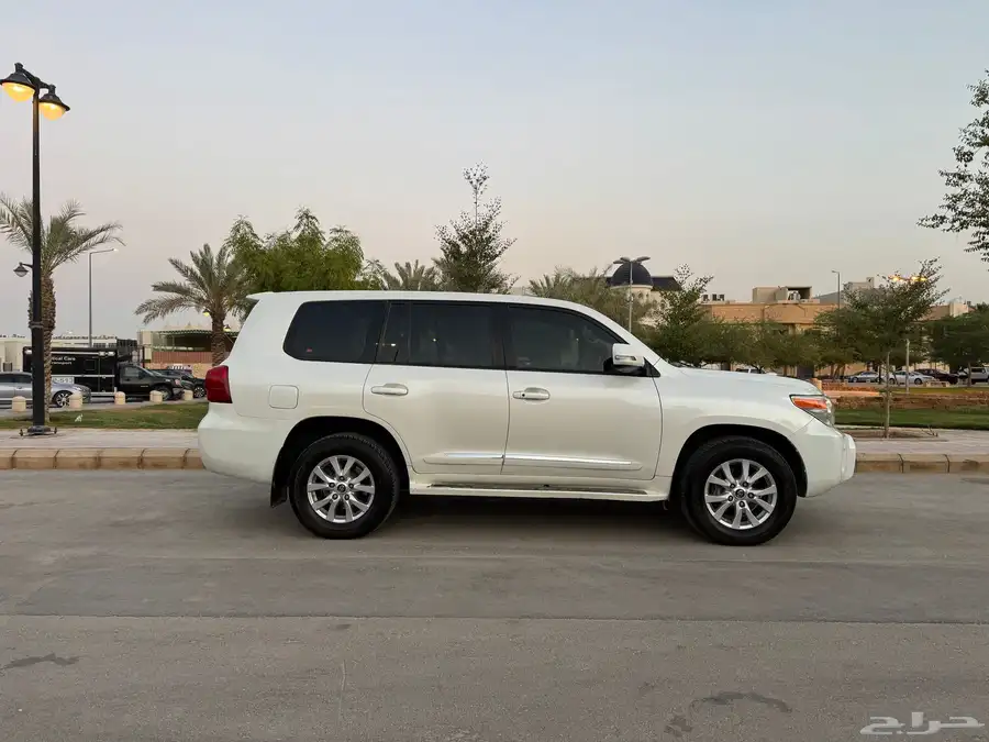 للبيع لاندكروزر 2012 GXR 6 سلندر 2