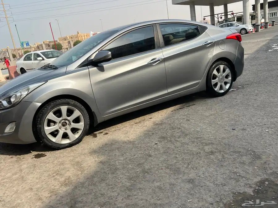 Hyundai Elentra 2013 full option 4