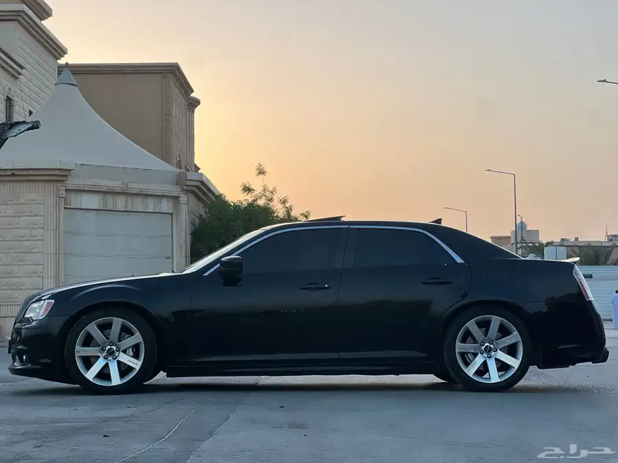 كرايزلر SRT بحالة ممتازه 2013 4