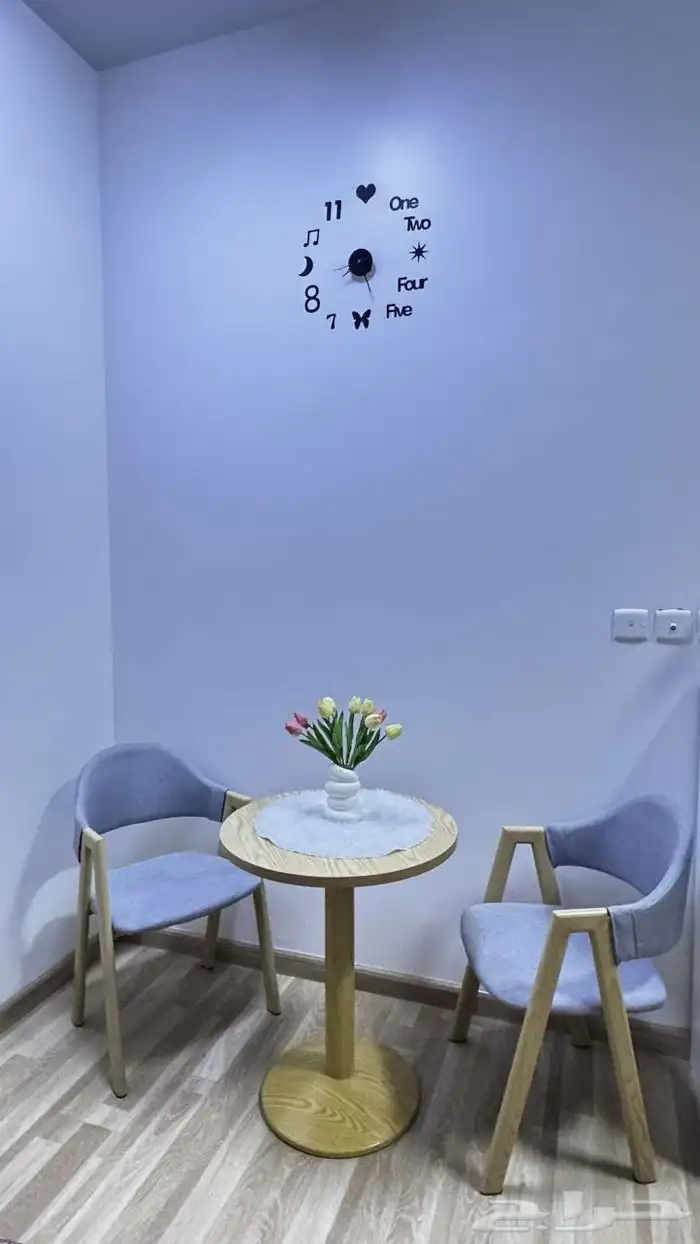 طاولة وكرسيين 0