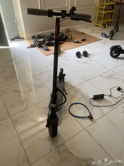 اسكوتر كهربائي يمشي 25كم استخدام نظيف شهر واحد مع شاحن و قفل 3