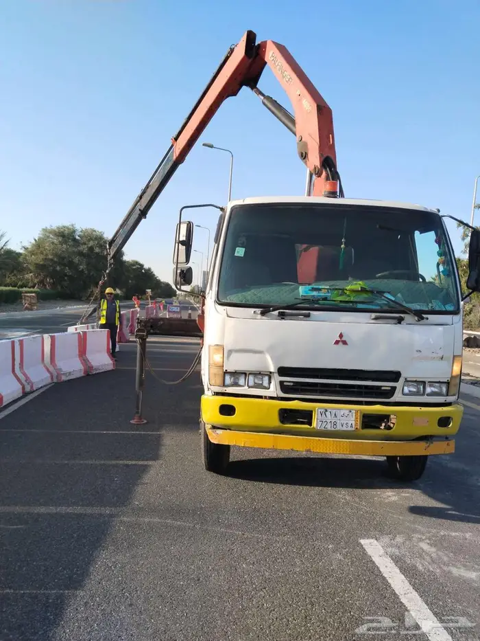 Boom Truck with baskit for rent 0