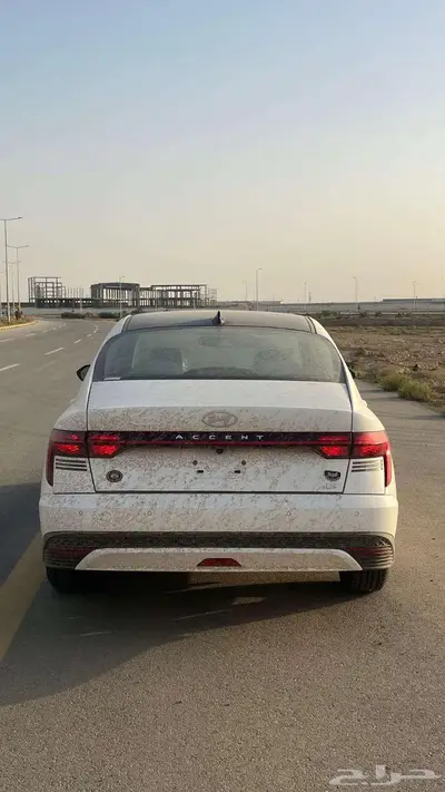 اكسنت سمارت ابيض سقف اسود 2025 4