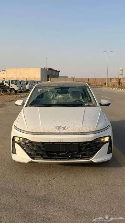 اكسنت سمارت ابيض سقف اسود 2025 1
