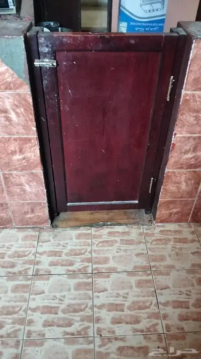 ديكور مكيف وباب خشب صغير 0