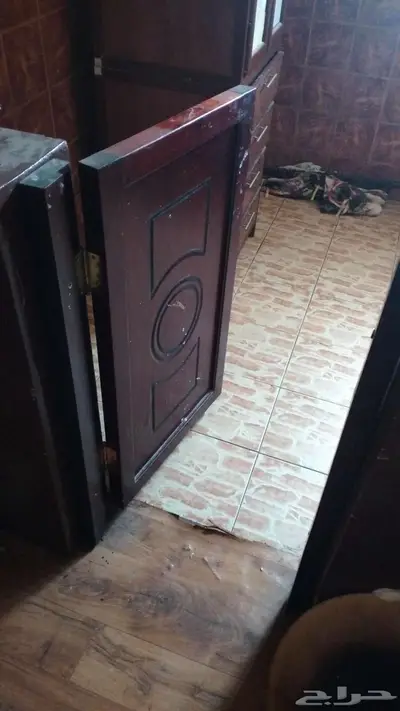 ديكور مكيف وباب خشب صغير 2