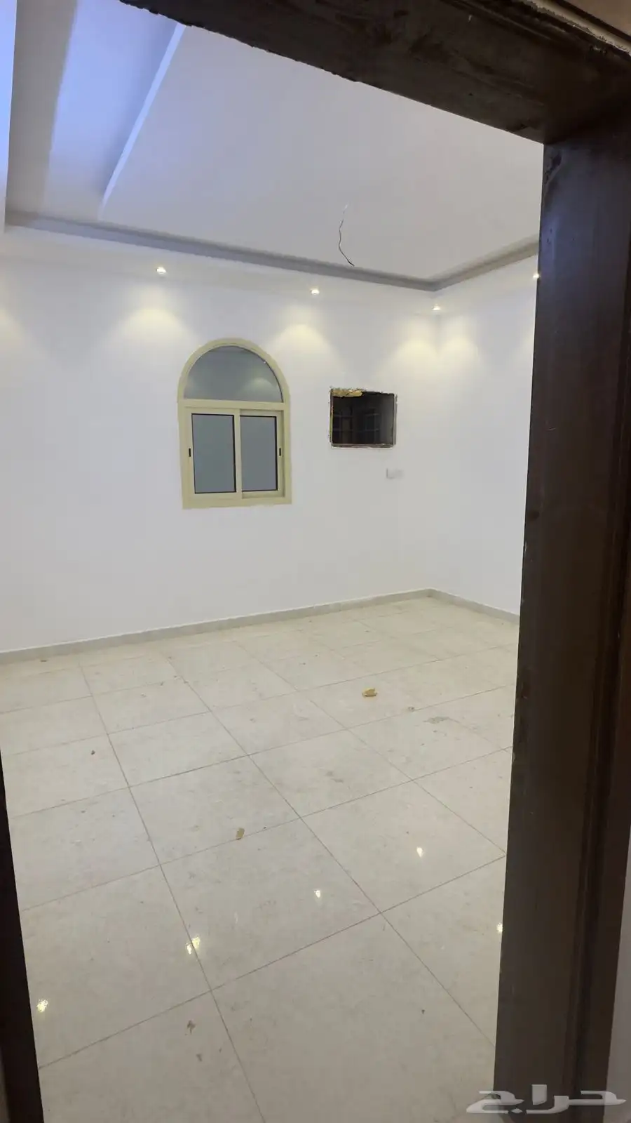 شقة للإيجار بحي المطار 3 غرف 0