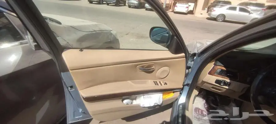 سيارة BMW 320i 2009 من الجيل الخامس E90. 5