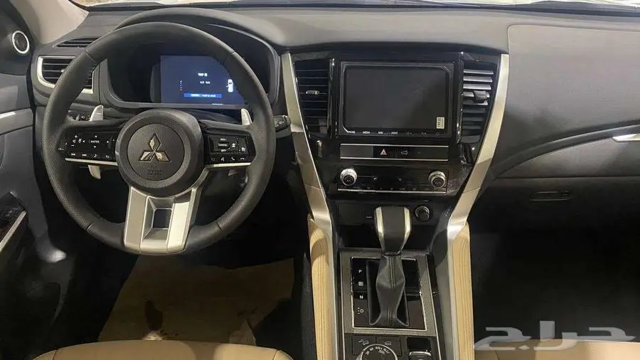 ميتسوبيشي مونتيرو فل بريميوم موديل 2025 بنزين 8