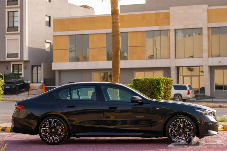 BMW 520 M KIT 2025 اسود خليجي زيرو 2