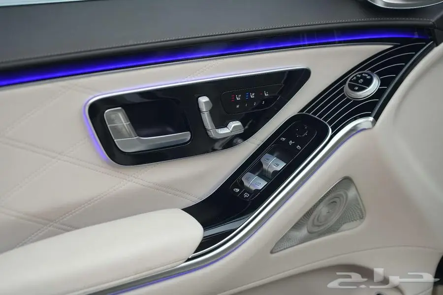مرسيدس مايباخ S 680 موديل 2025 أصفار خليجي أسود ذهبي أبيض 12