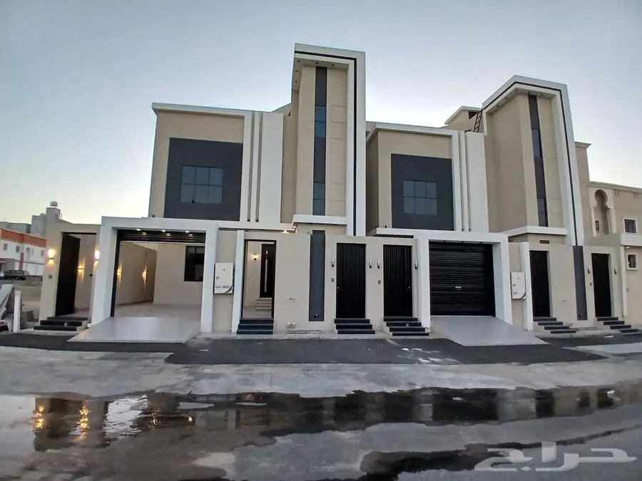 للبيع دور أرضي في عماره دورين تشطيبVIP طريق الثمانين بالخميس 1