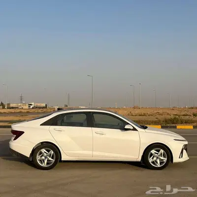 اكسنت سمارت ابيض سقف اسود 2025 3