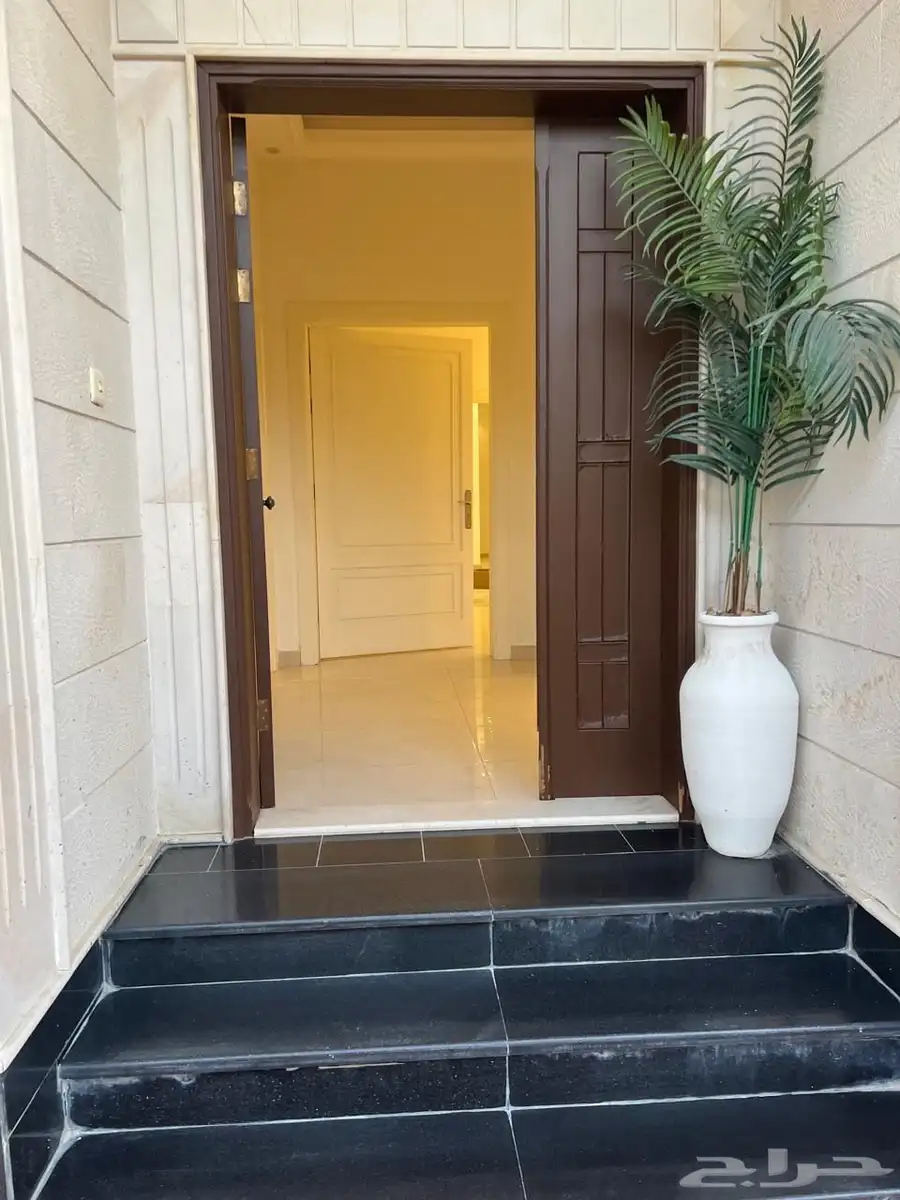 فلة فاخره للايجار حي الامواج 5 غرف 80 الف 0
