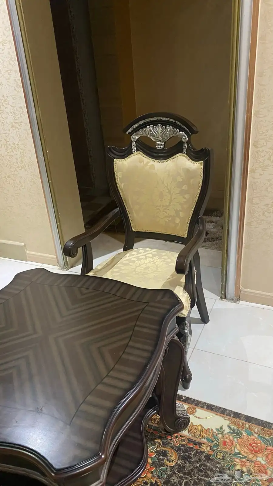 طاولة فخمة   كرسي مريح بحالة ممتازة   بس 200 ريال 1