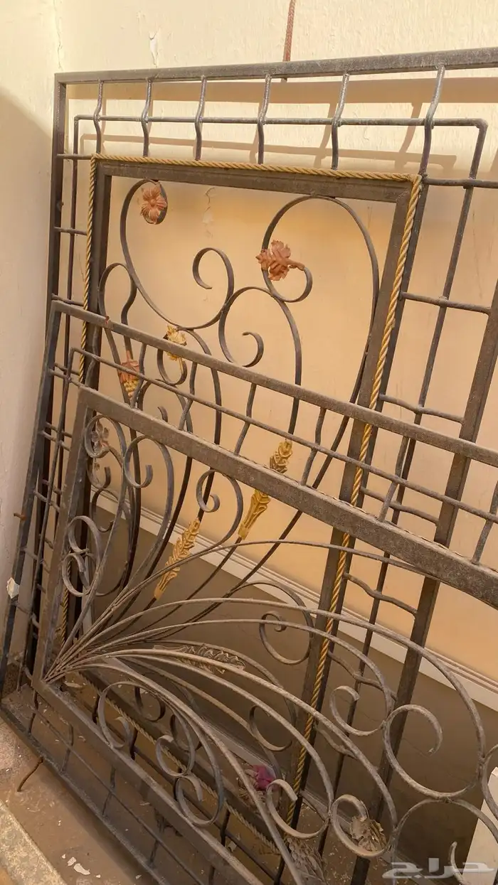 للبيع باب ونص وشبابيك 2 1