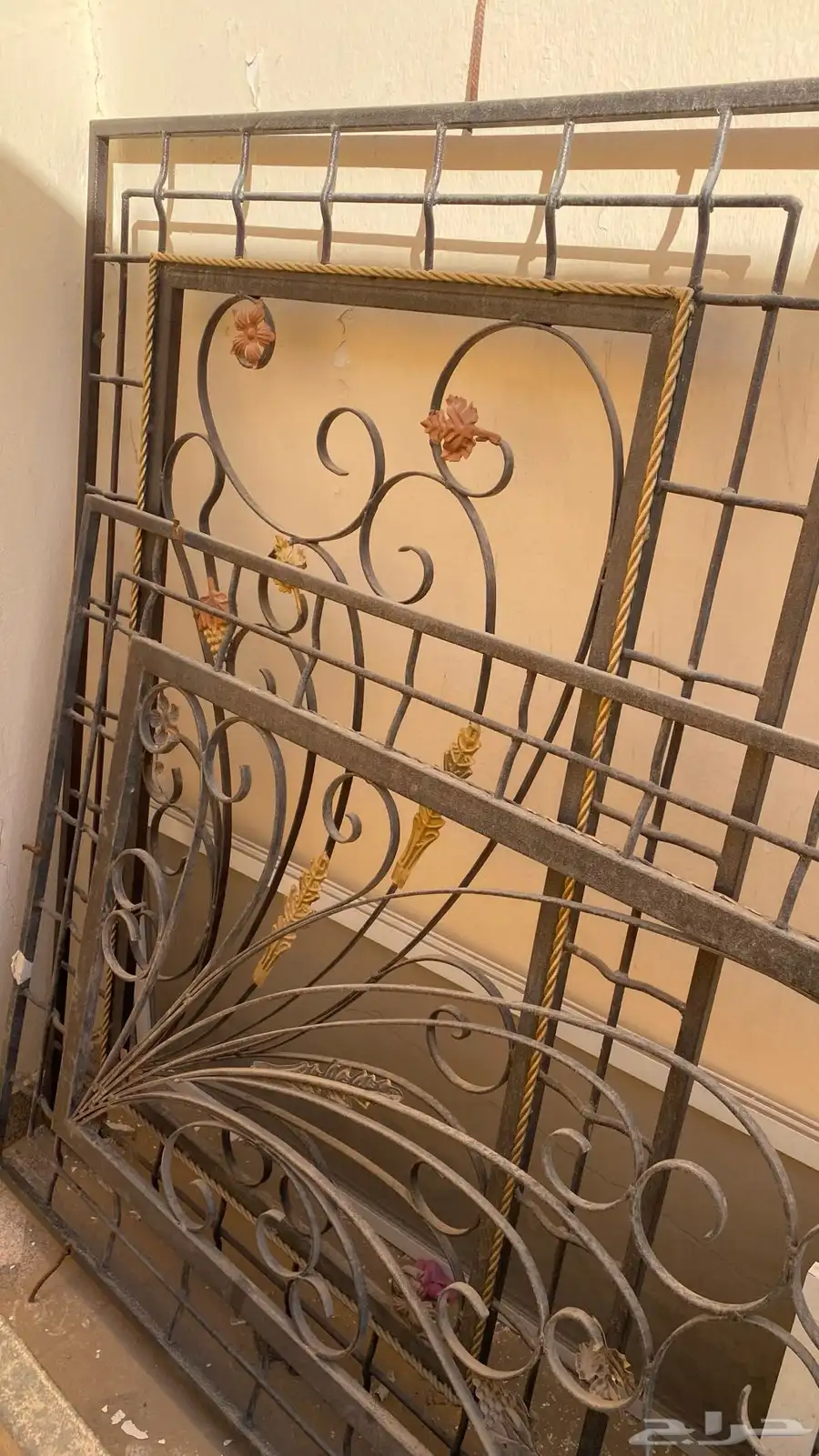 للبيع باب ونص وشبابيك 2 1