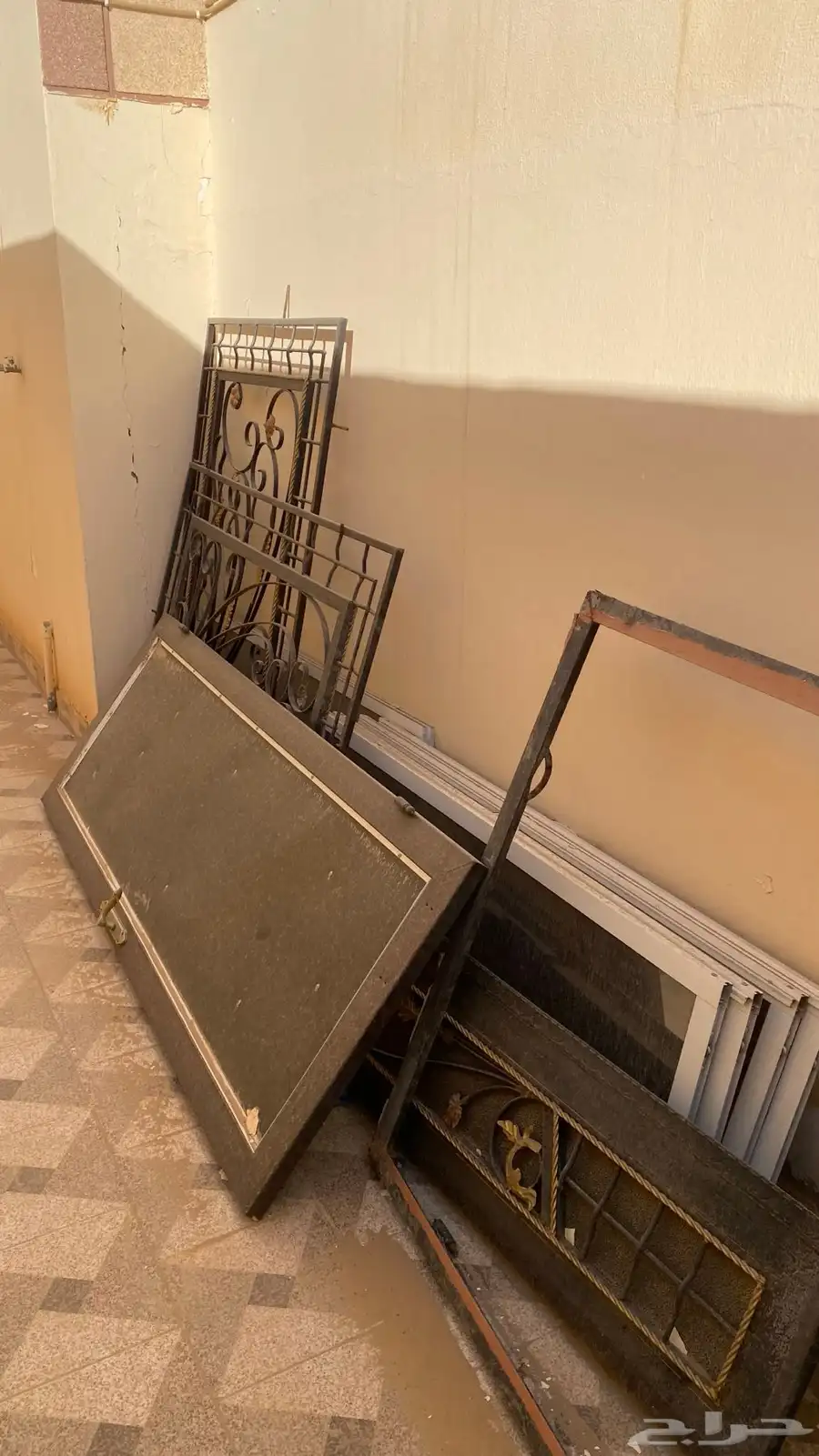 للبيع باب ونص وشبابيك 2 0