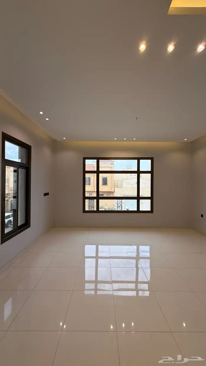 للبيع فلل مودرن ع شارع 20 م دورين وملحق شرق الخميس 31