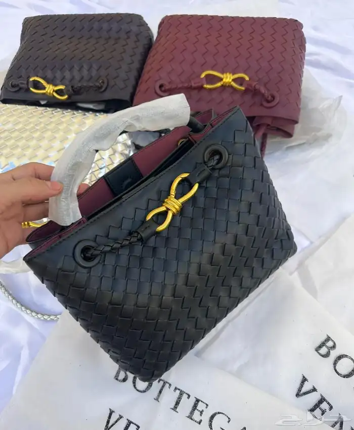 شنط ماركات متعدده بسعر مخفص 24